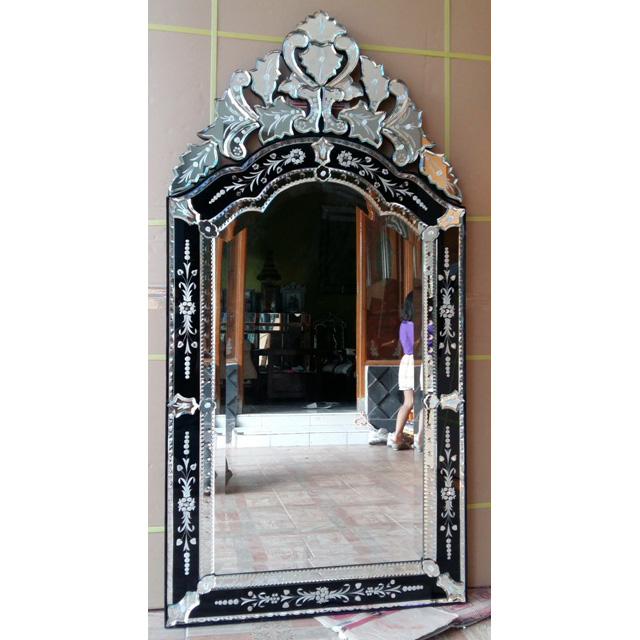 The influence space of Venetian mirrors black.