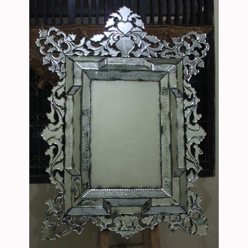 5 Benefits of Installing This Antique Wall Mirror at Home