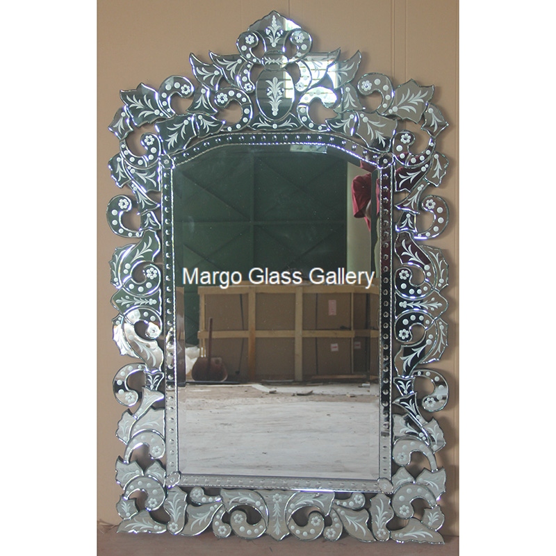 Different Types of Baroque Leaner Mirror that You Need to Know