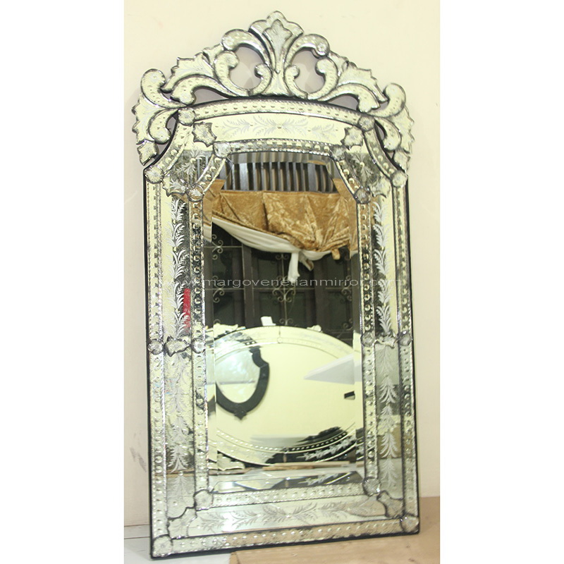 Pair of Venetian Mirrors Will Give You Good Impression