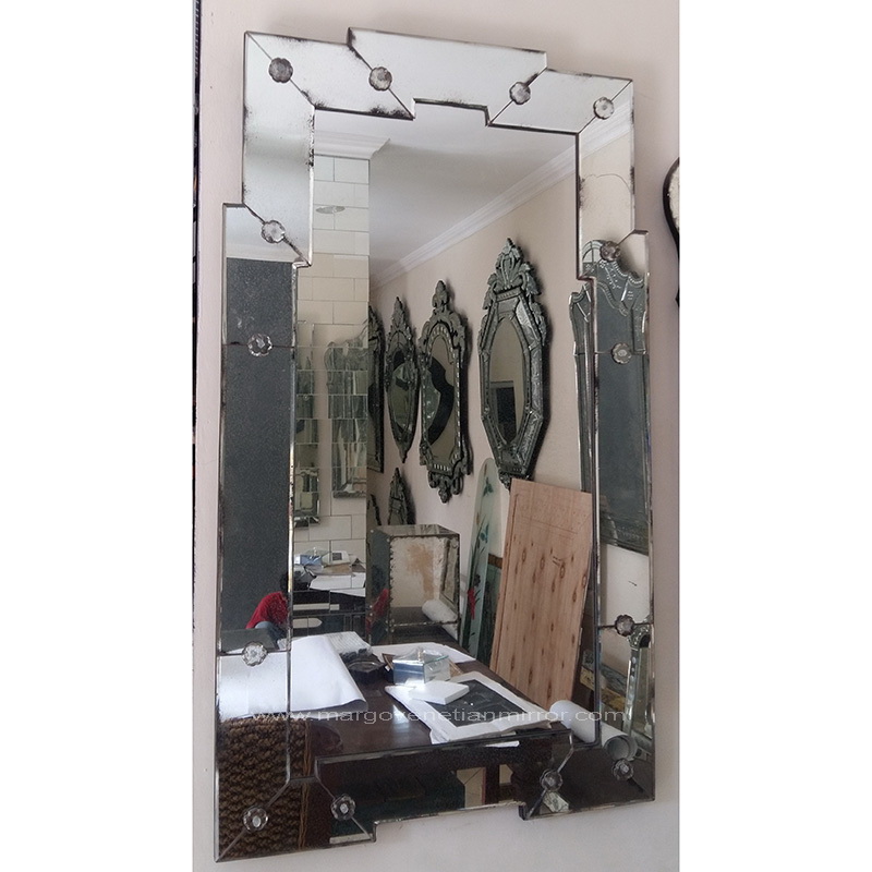 Venetian: Antique Wall Mirrors Will Give You Different Impression