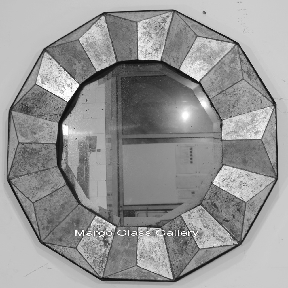 Bubble mirrors is art glass manufacture.