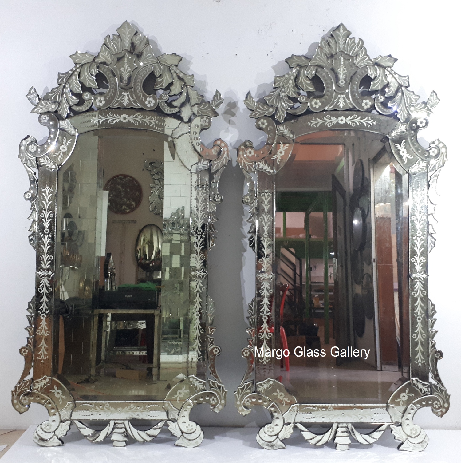 His Popular Antique Mirror Wall That Never Dies