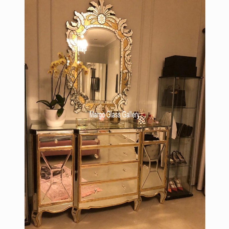 Classic Venetian Mirrors To Decorate Your Home Walls
