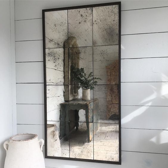 Classic Home Decoration With Antique Mirror Wall