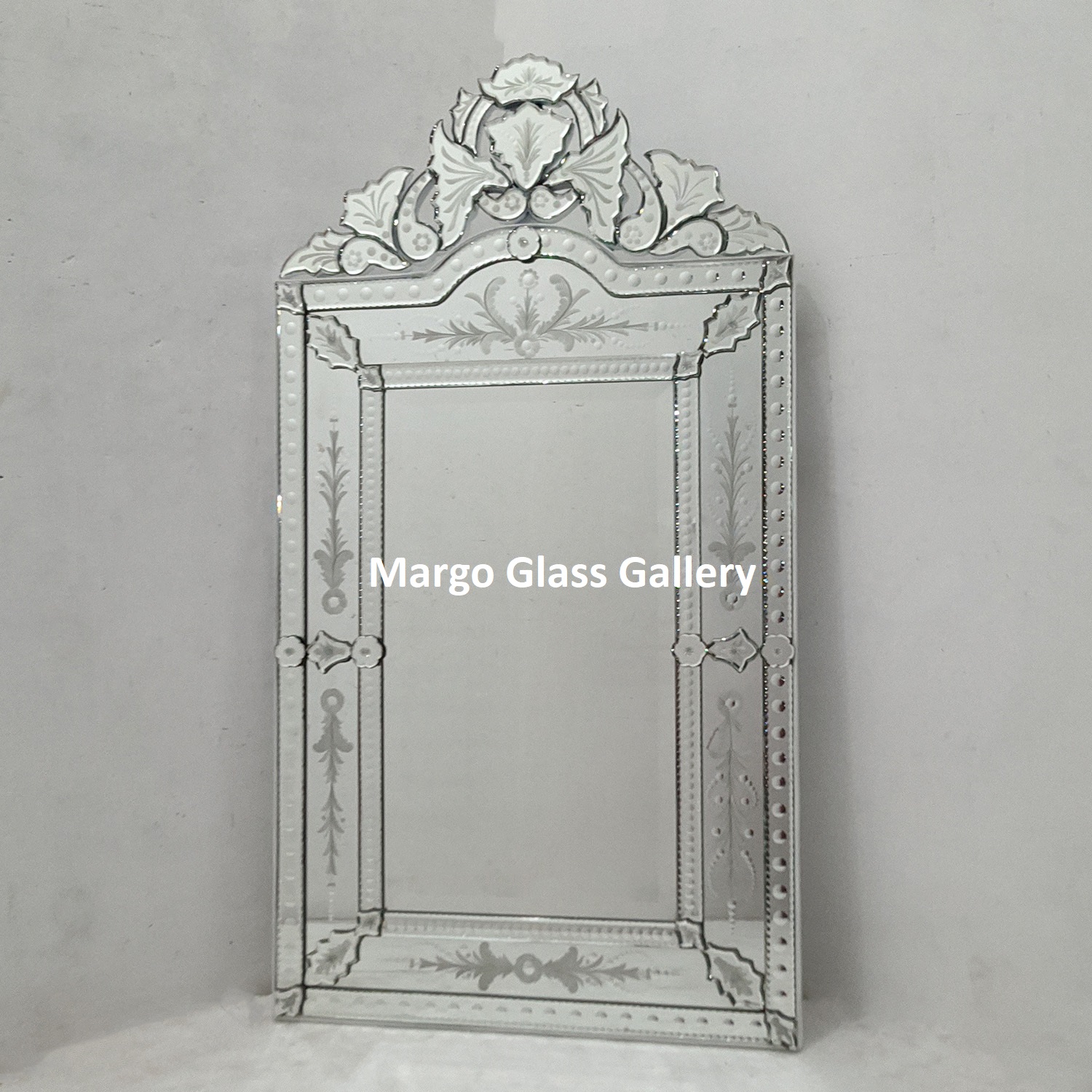 The function of the exclusive Venetian Wall Mirror