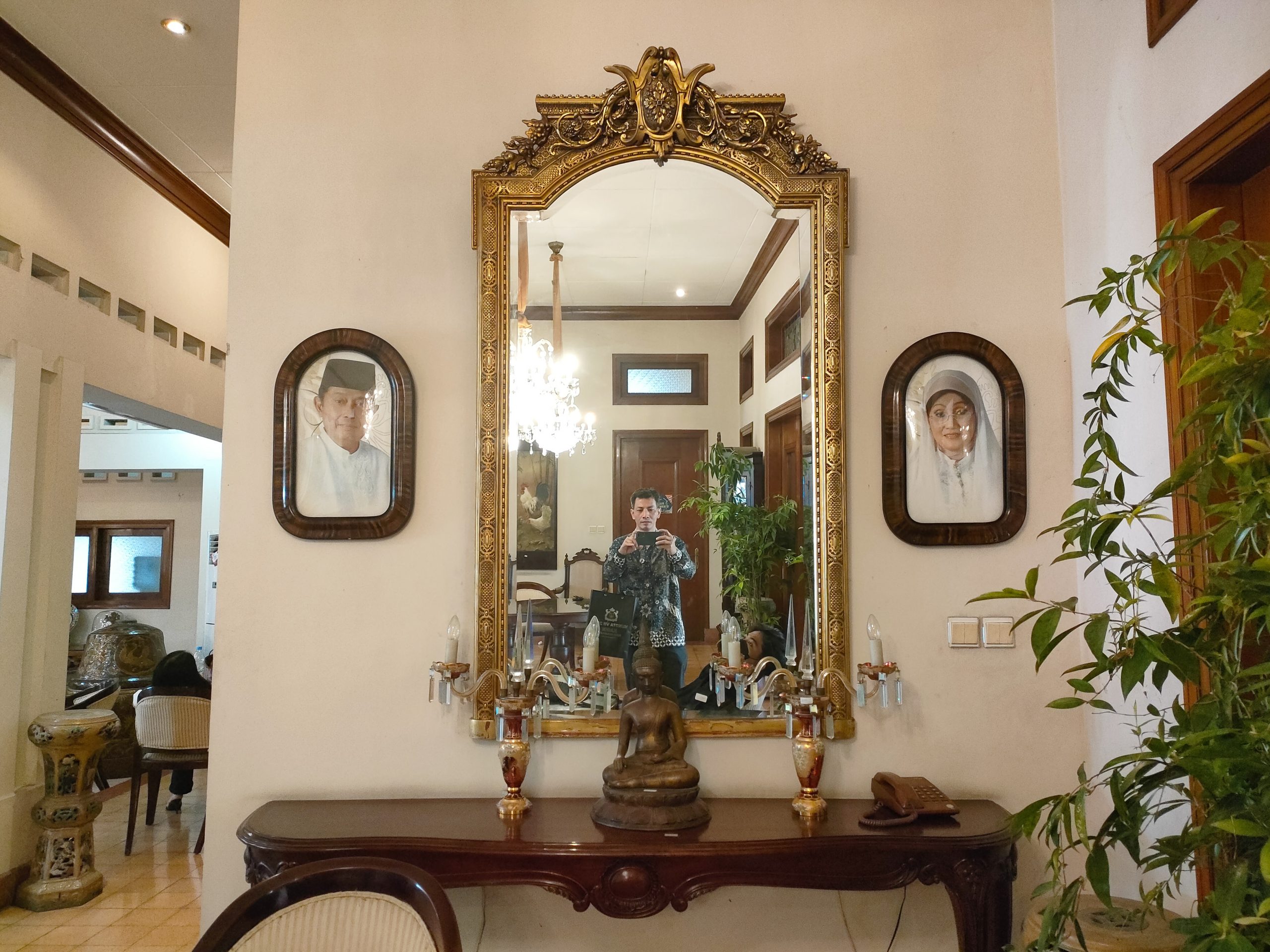Wooden Mirror Victorian Style to Give Classy Vibes to Your Home